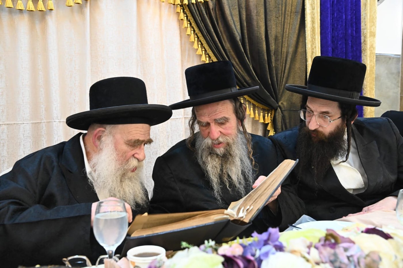 הגאב"ד העניק כוסיות כסף לנגידים ויין לאברכים | תיעוד