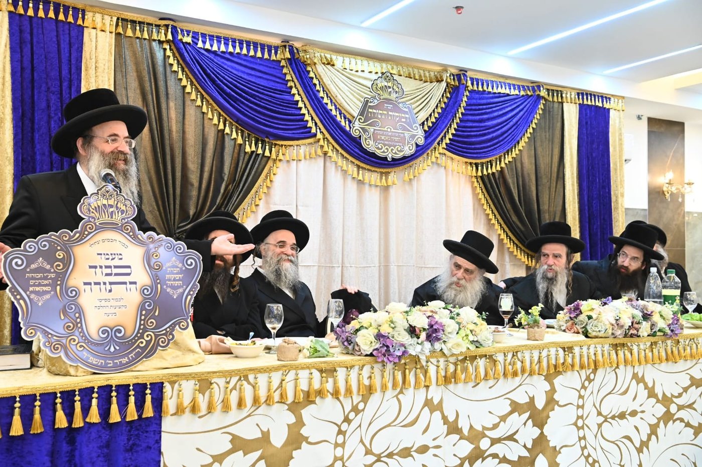 הגאב"ד העניק כוסיות כסף לנגידים ויין לאברכים | תיעוד