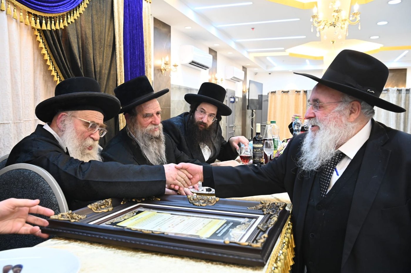 הגאב"ד העניק כוסיות כסף לנגידים ויין לאברכים | תיעוד