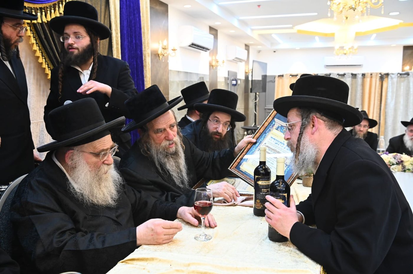הגאב"ד העניק כוסיות כסף לנגידים ויין לאברכים | תיעוד
