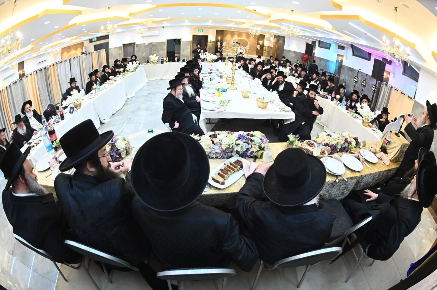 הגאב"ד העניק כוסיות כסף לנגידים ויין לאברכים | תיעוד