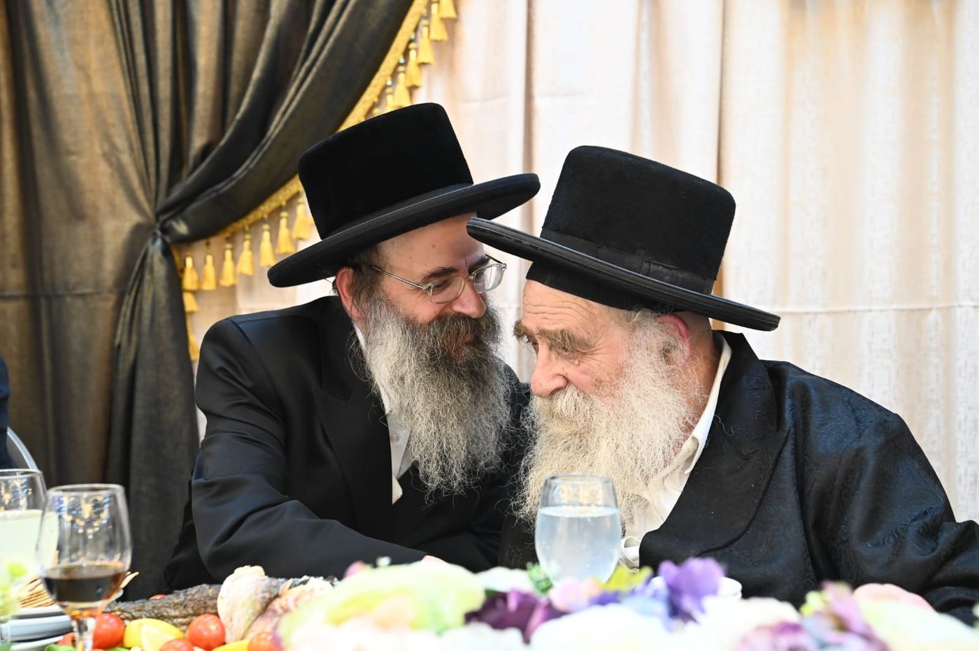הגאב"ד העניק כוסיות כסף לנגידים ויין לאברכים | תיעוד