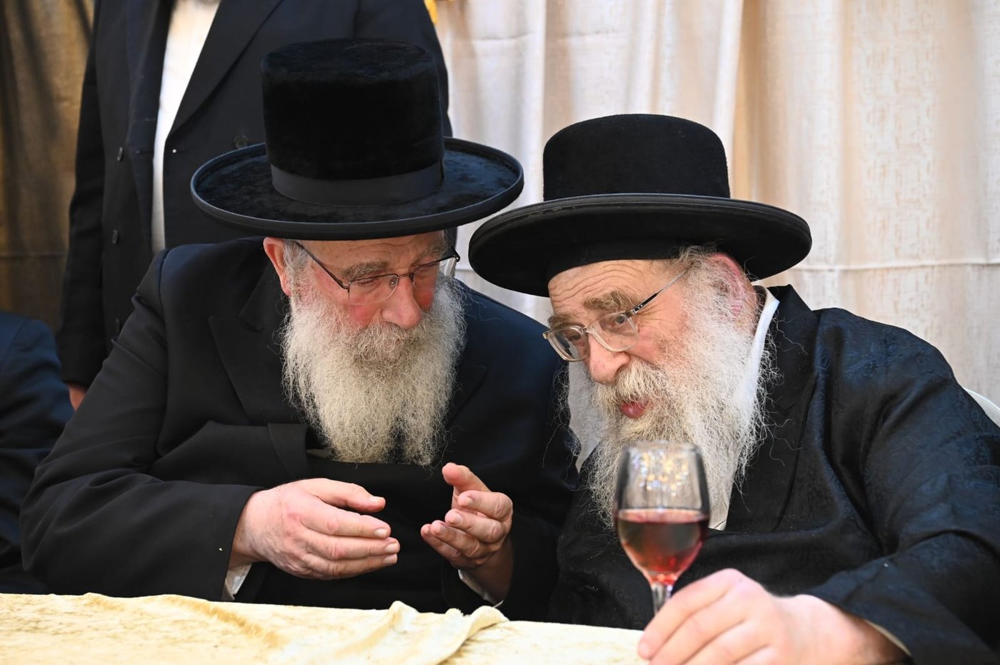 הגאב"ד העניק כוסיות כסף לנגידים ויין לאברכים | תיעוד
