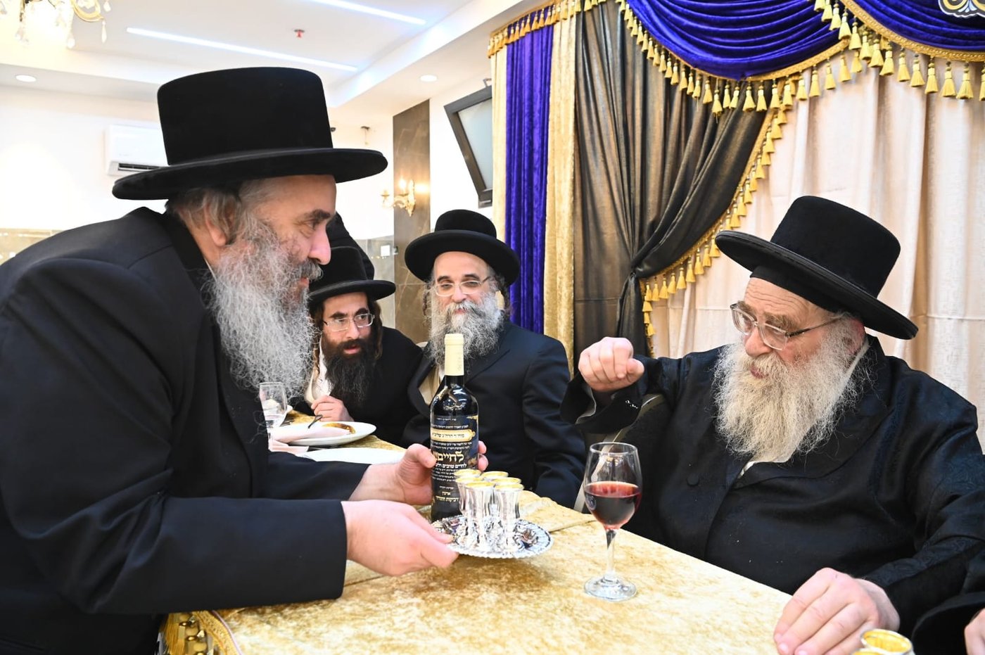 הגאב"ד העניק כוסיות כסף לנגידים ויין לאברכים | תיעוד