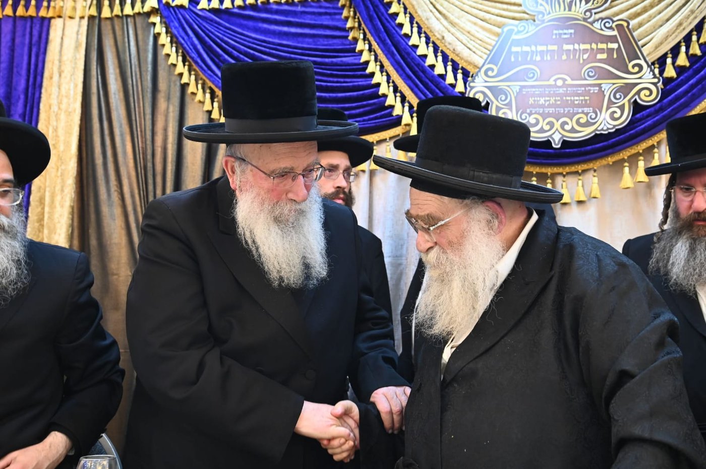 הגאב"ד העניק כוסיות כסף לנגידים ויין לאברכים | תיעוד