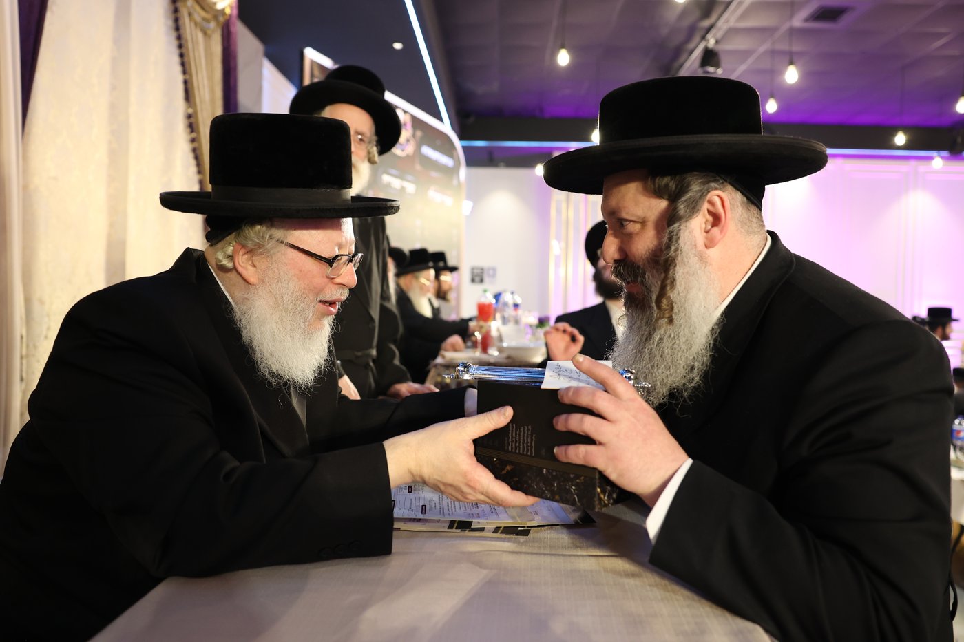האדמו"ר מבני ברק חילק קמיעות לתורמים | גלריה