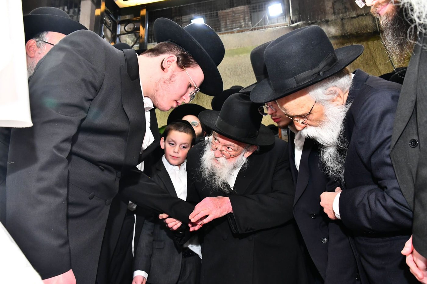 תיעוד משמחת נשואי צאצאי גדולי התורה והיראה; בית 'אמרי יושר – אהלי ישועה'