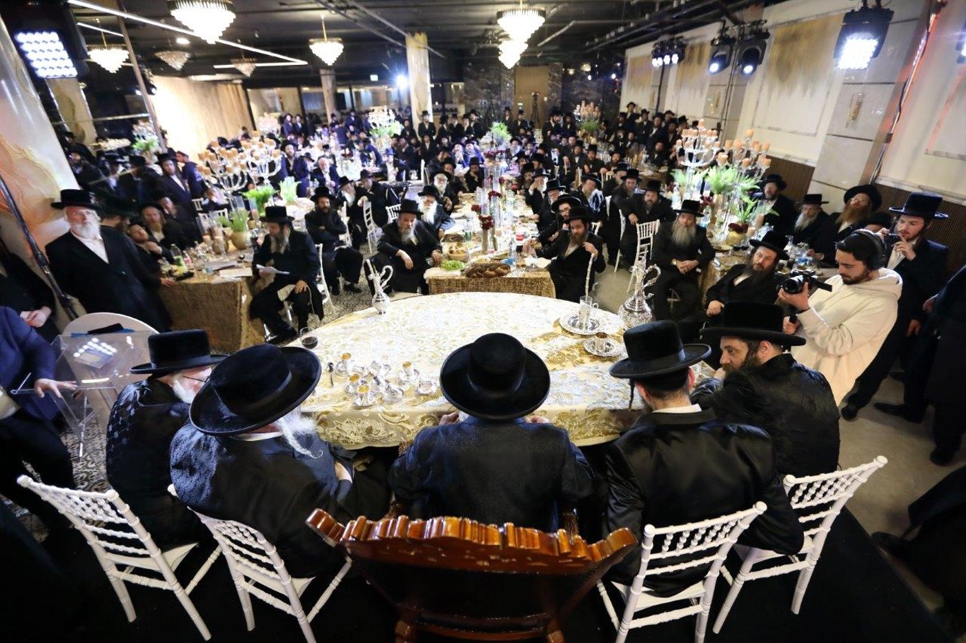 הרבי ישב עם חתניו האדמו"רים והעניק שי לתומכי החסידות