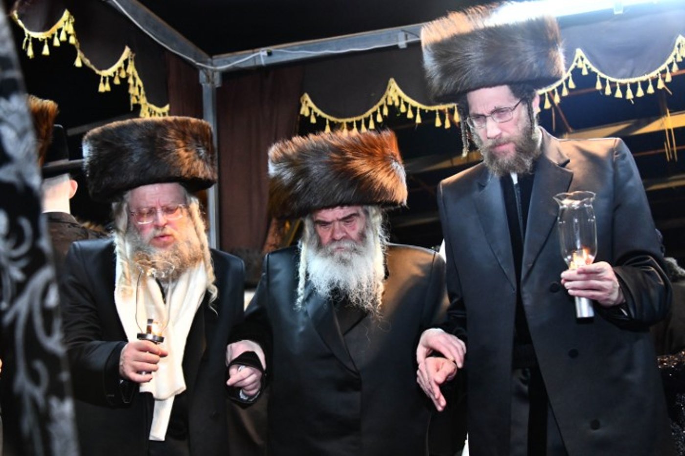 האדמו"ר והדיין חיתנו; החתן חבש שטריימיל 'בלי שפיצים'