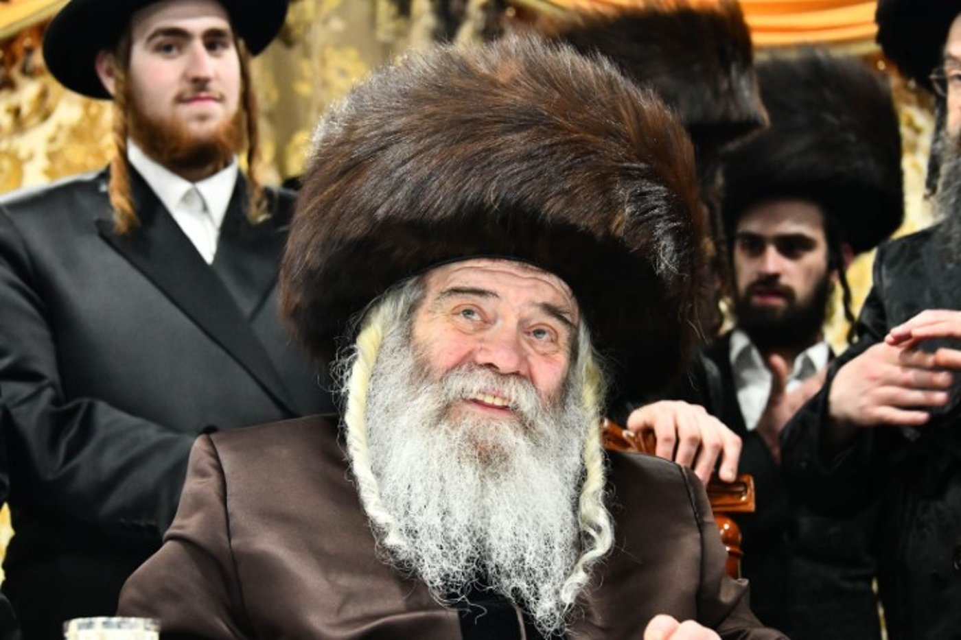 האדמו"ר והדיין חיתנו; החתן חבש שטריימיל 'בלי שפיצים'