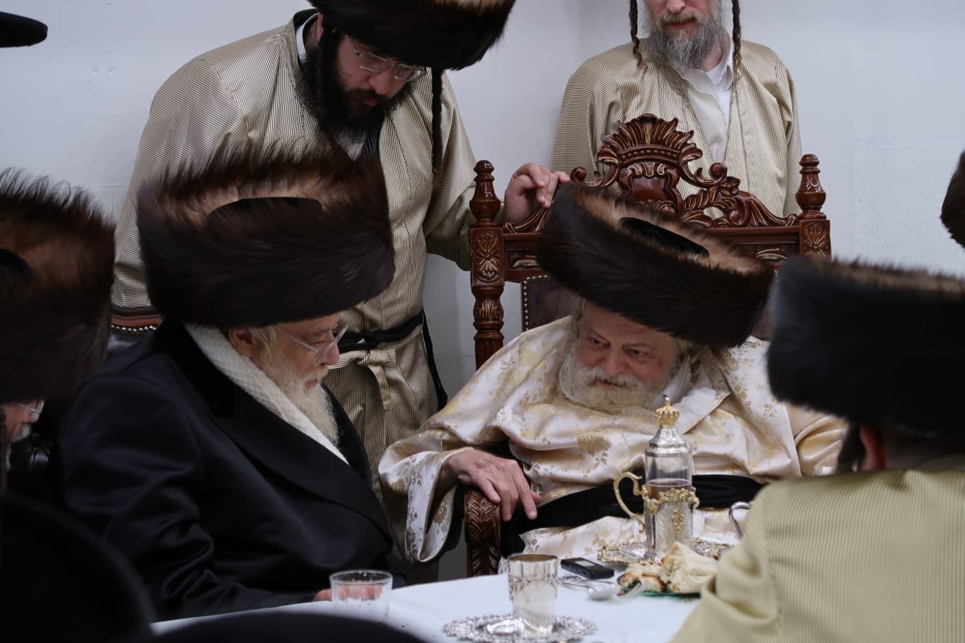 במעונו הפרטי בירושלים: האח האדמו"ר הסב לשבע ברכות אצל אחיו האדמו"ר 
