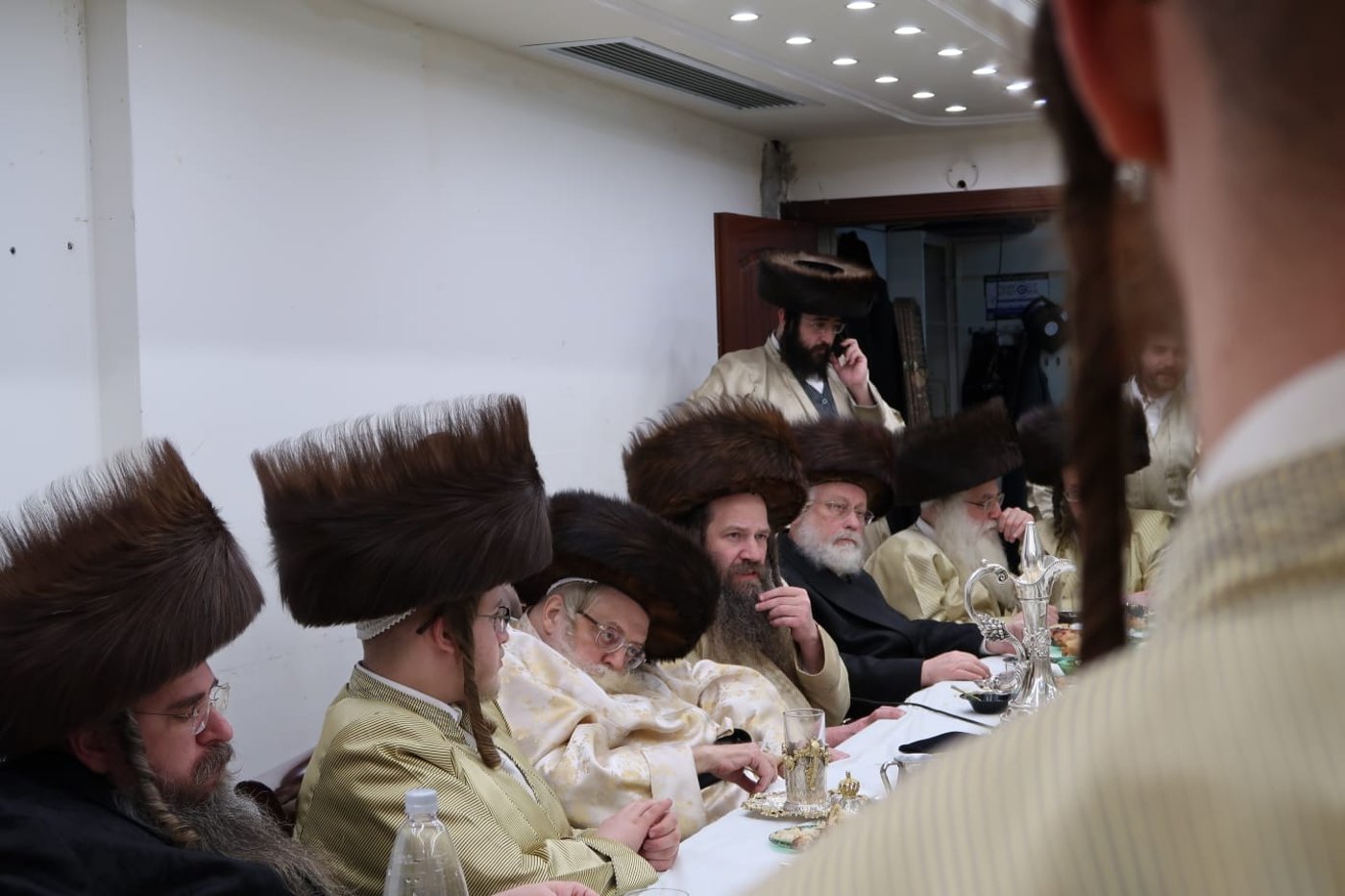במעונו הפרטי בירושלים: האח האדמו"ר הסב לשבע ברכות אצל אחיו האדמו"ר 
