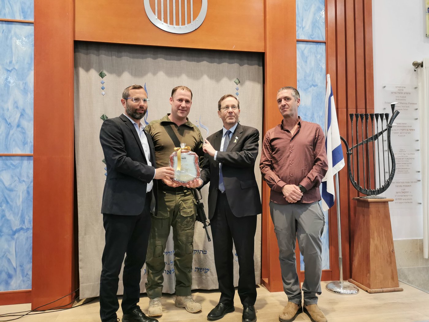 הלוחם שחיסל את המחבל בפיגוע בעלי עם נשיא המדינה הרצוג ויו"ר מועצת בנימין