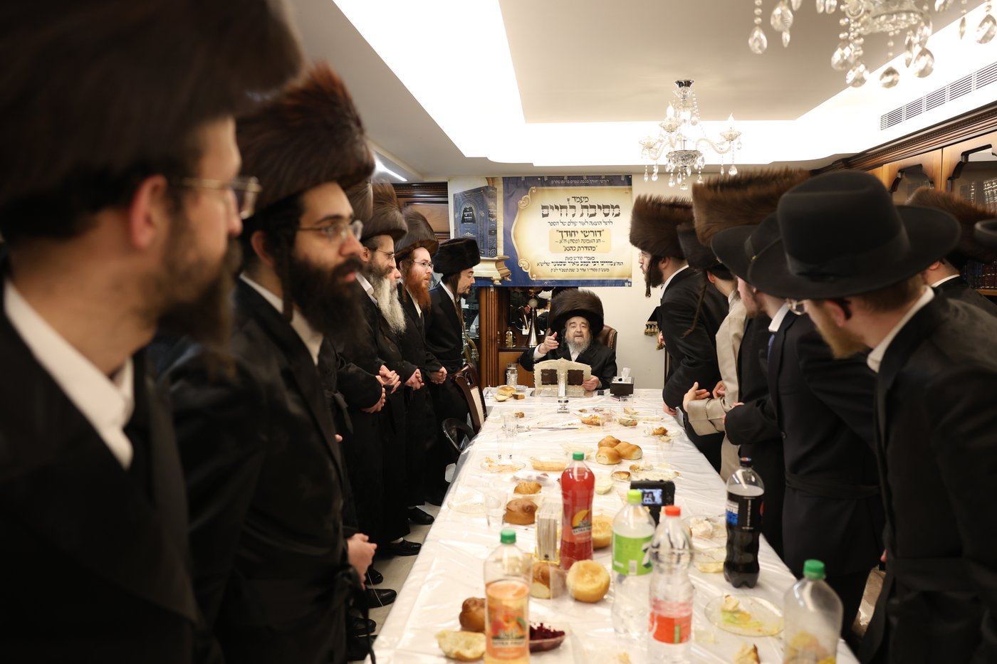 המשפיע הגה"צ רבי יעקב מאיר שכטר בירך 'שהחיינו' ופיזז בשירה | תיעוד
