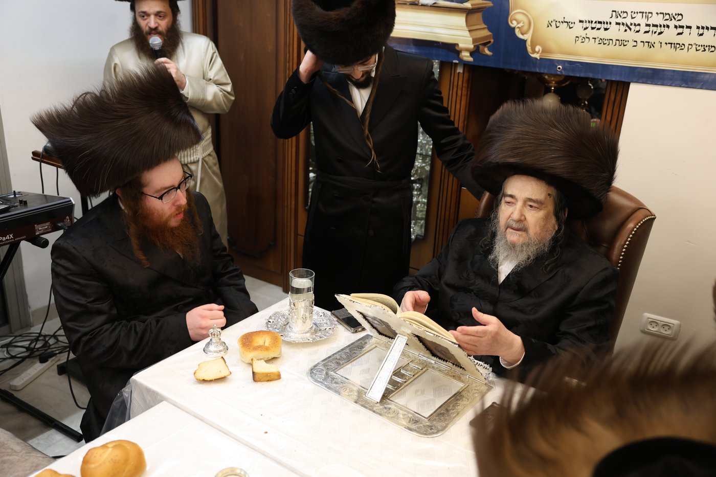 המשפיע הגה"צ רבי יעקב מאיר שכטר בירך 'שהחיינו' ופיזז בשירה | תיעוד