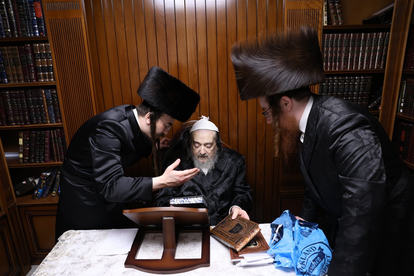 המשפיע הגה"צ רבי יעקב מאיר שכטר בירך 'שהחיינו' ופיזז בשירה | תיעוד