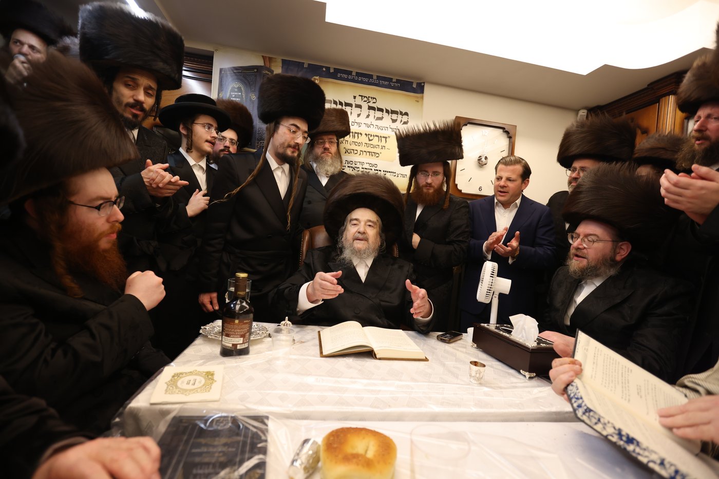 המשפיע הגה"צ רבי יעקב מאיר שכטר בירך 'שהחיינו' ופיזז בשירה | תיעוד