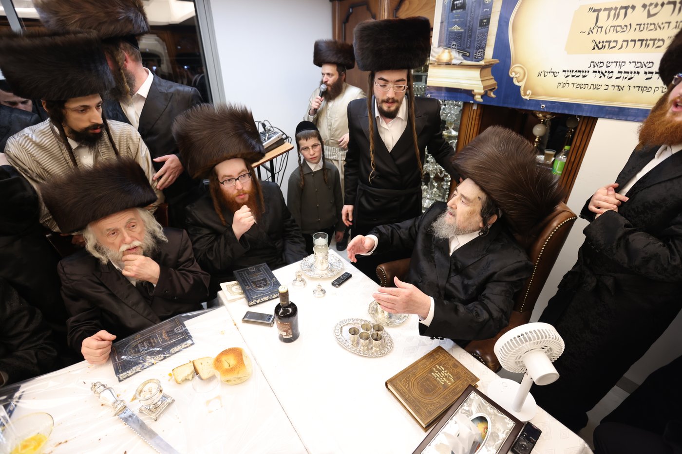 המשפיע הגה"צ רבי יעקב מאיר שכטר בירך 'שהחיינו' ופיזז בשירה | תיעוד