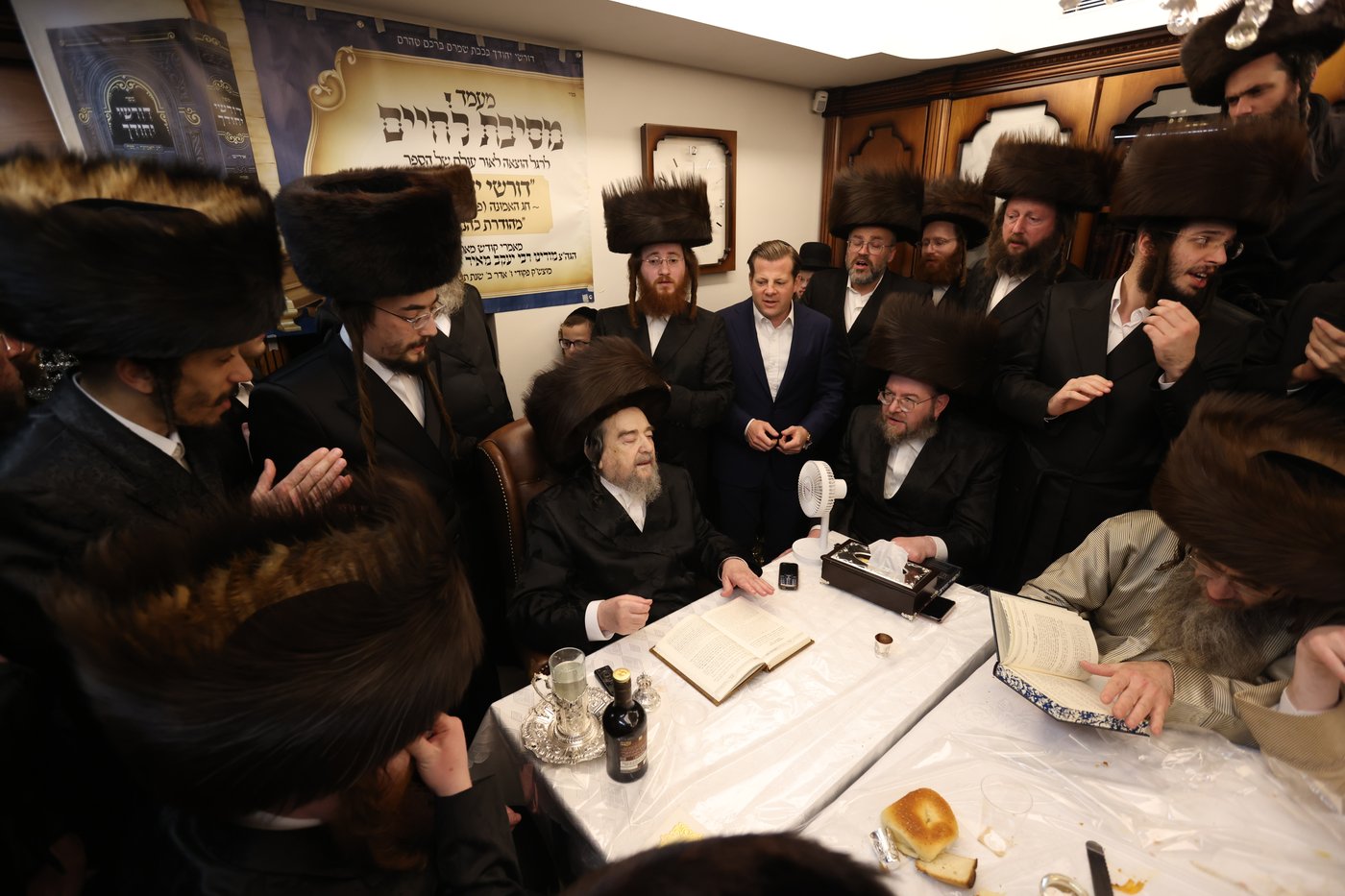 המשפיע הגה"צ רבי יעקב מאיר שכטר בירך 'שהחיינו' ופיזז בשירה | תיעוד