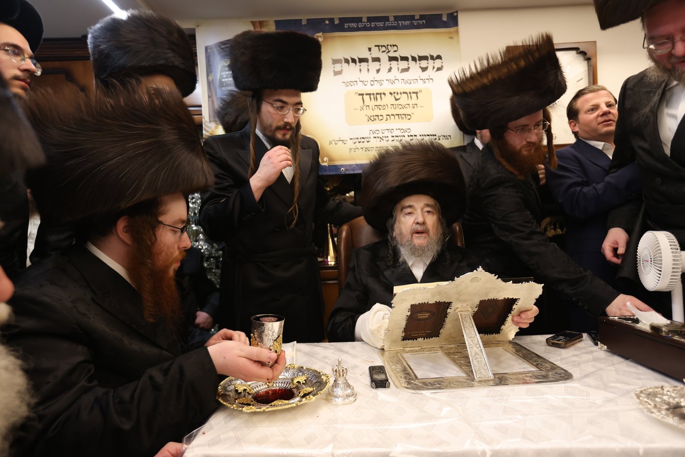 המשפיע הגה"צ רבי יעקב מאיר שכטר בירך 'שהחיינו' ופיזז בשירה | תיעוד