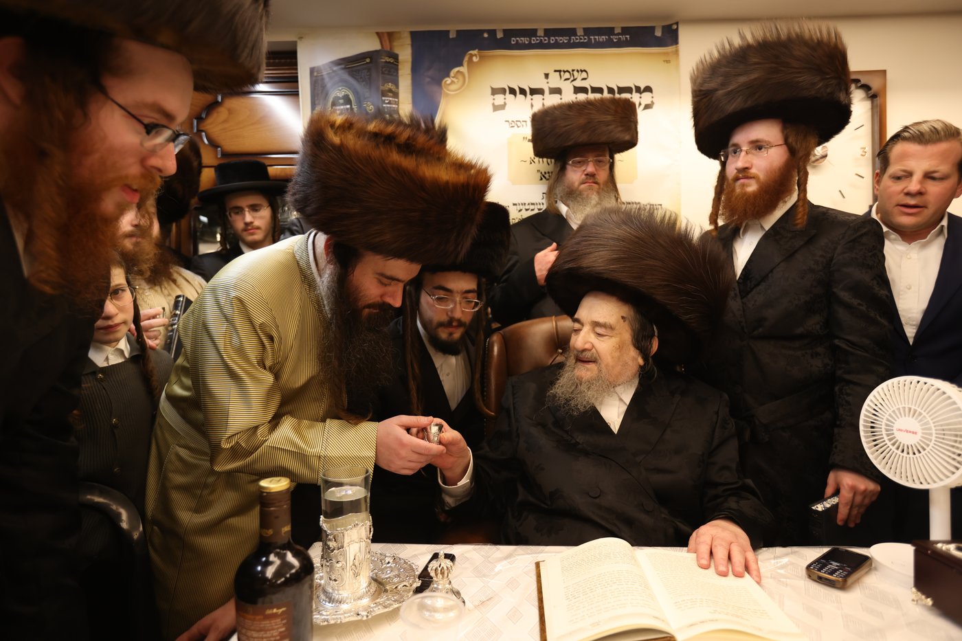 המשפיע הגה"צ רבי יעקב מאיר שכטר בירך 'שהחיינו' ופיזז בשירה | תיעוד