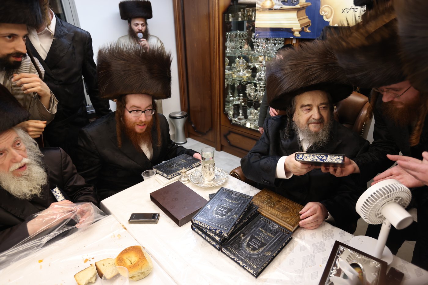 המשפיע הגה"צ רבי יעקב מאיר שכטר בירך 'שהחיינו' ופיזז בשירה | תיעוד