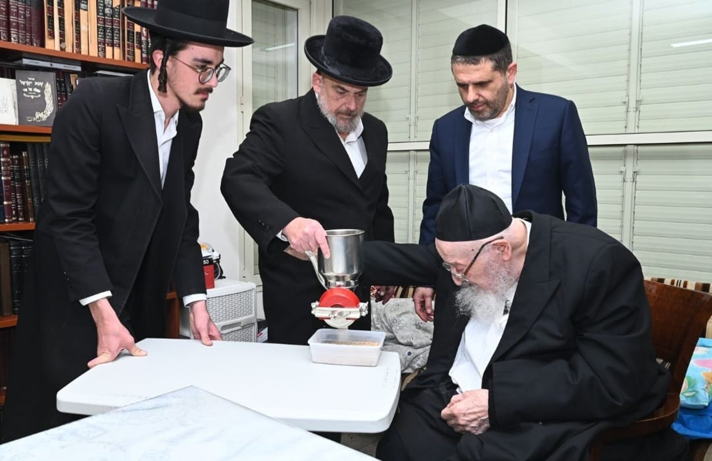 חבר המועצת הגרמ"צ ברגמן בטחינת חיטים