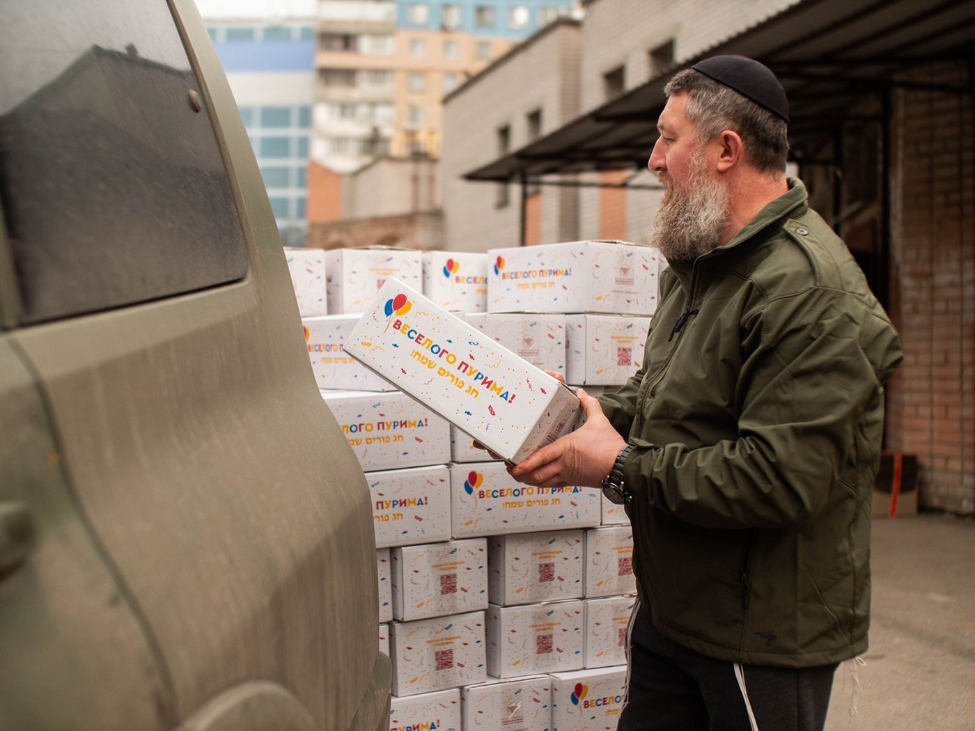 חיילים יהודים באוקראינה מקבלים לראשונה משלוחי מנות | תיעוד