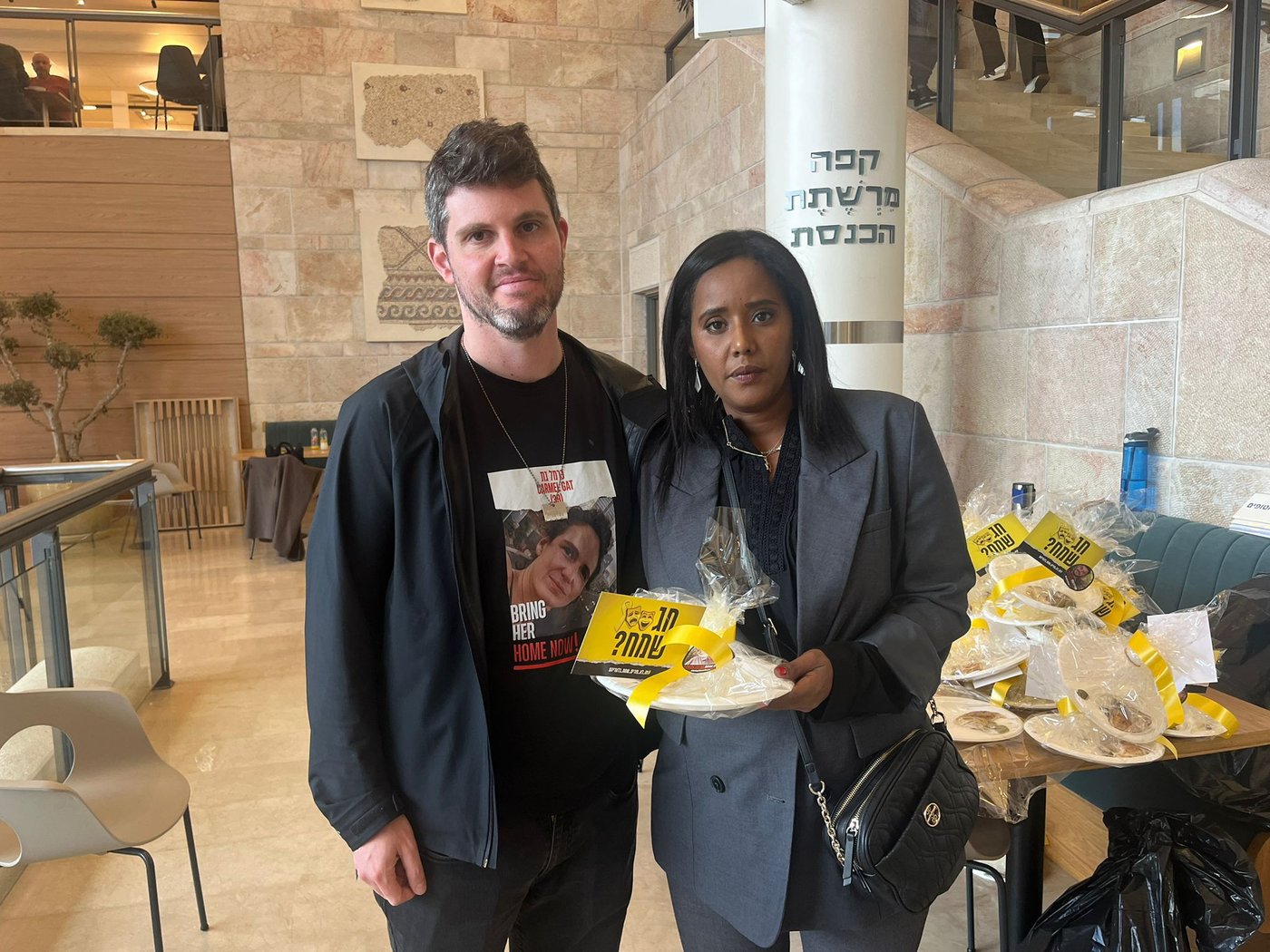 משלוח המנות של משפחות החטופים לח"כים