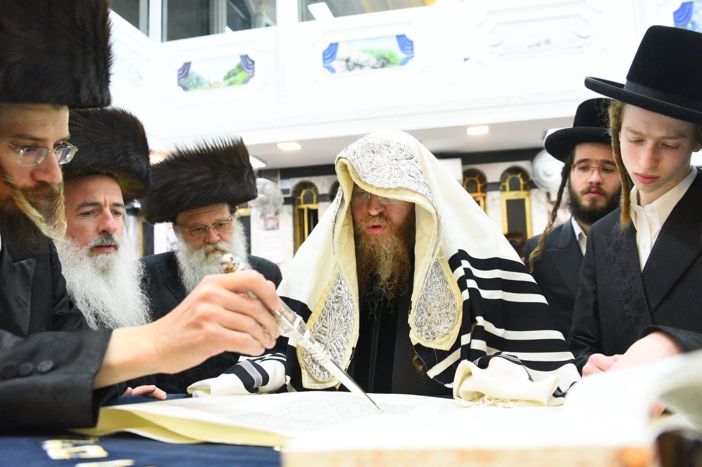 קריאת המגילה בליל פורים בבני ברק