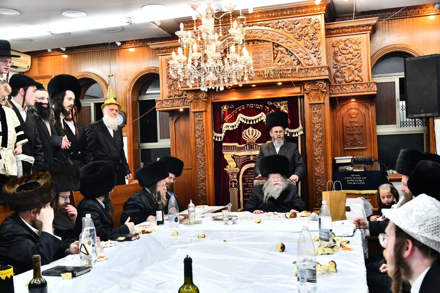 טיש פורים בחצר בקודש קוזמיר