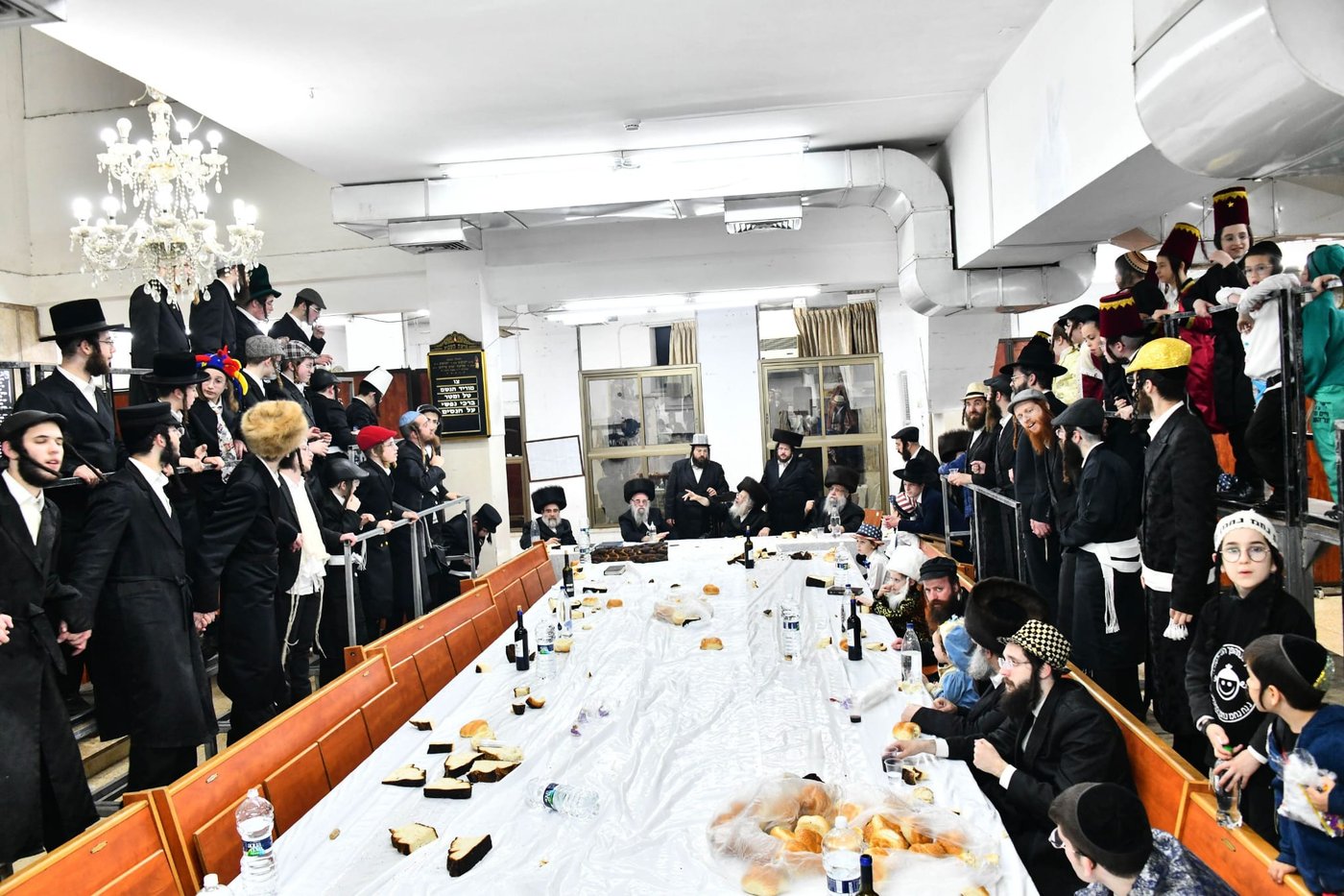 טיש פורים בחצר הקודש חוג חתם סופר
