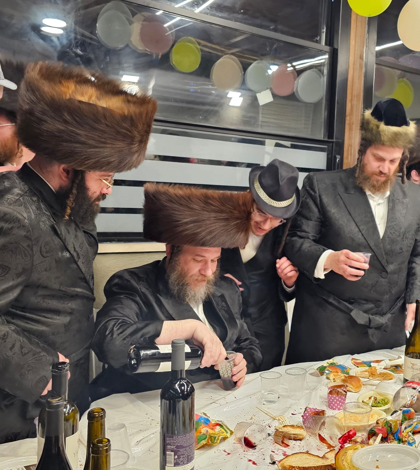 משתה היין עם האחים מויז'ניץ בפורים