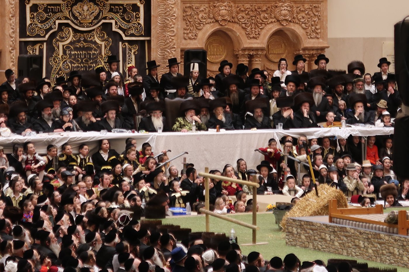 טיש פורים והצגת הפורים שפיל בחצר הקודש ויז'ניץ