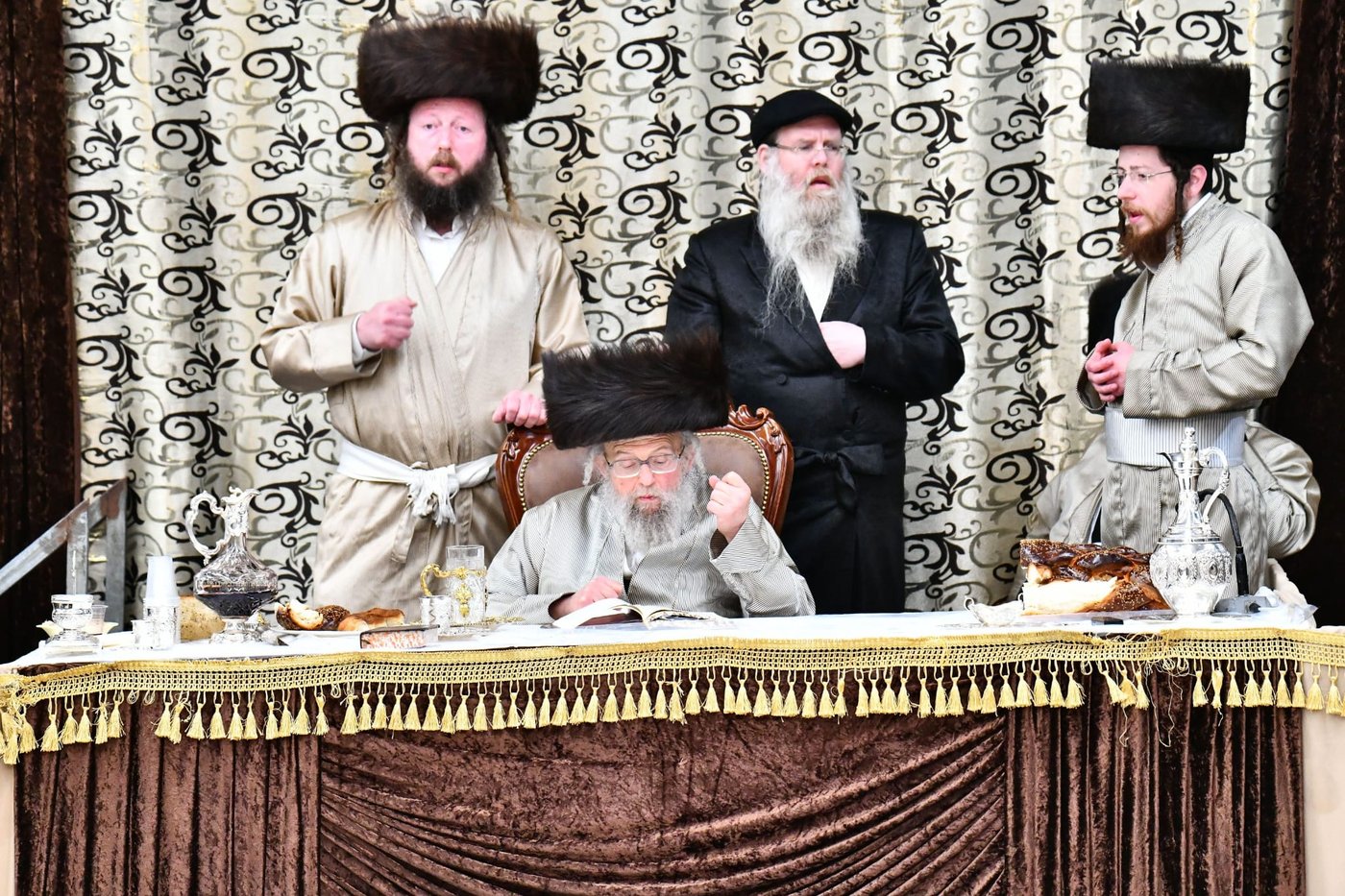 עם כוס יין מלא: ה'טיש' הפורימי של האדמו"ר מפינסק קרלין