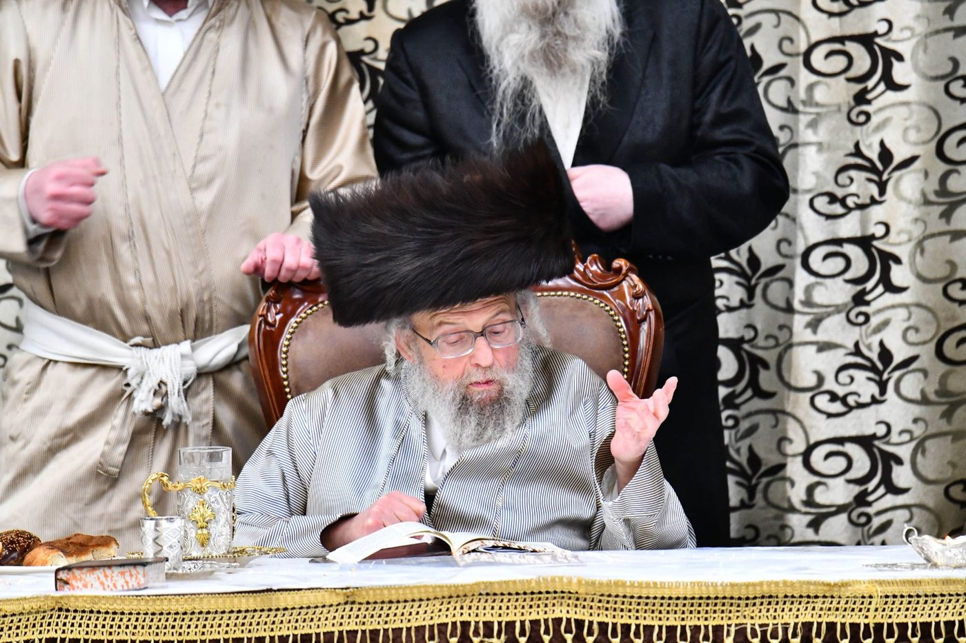 עם כוס יין מלא: ה'טיש' הפורימי של האדמו"ר מפינסק קרלין