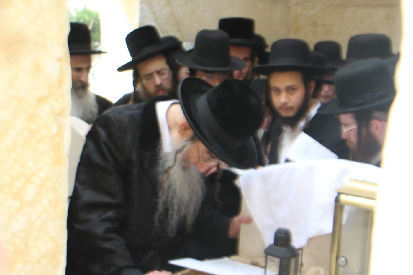 כך פקד האדמו"ר מאלכסנדר את אוהל צדיקי החצר | צפו