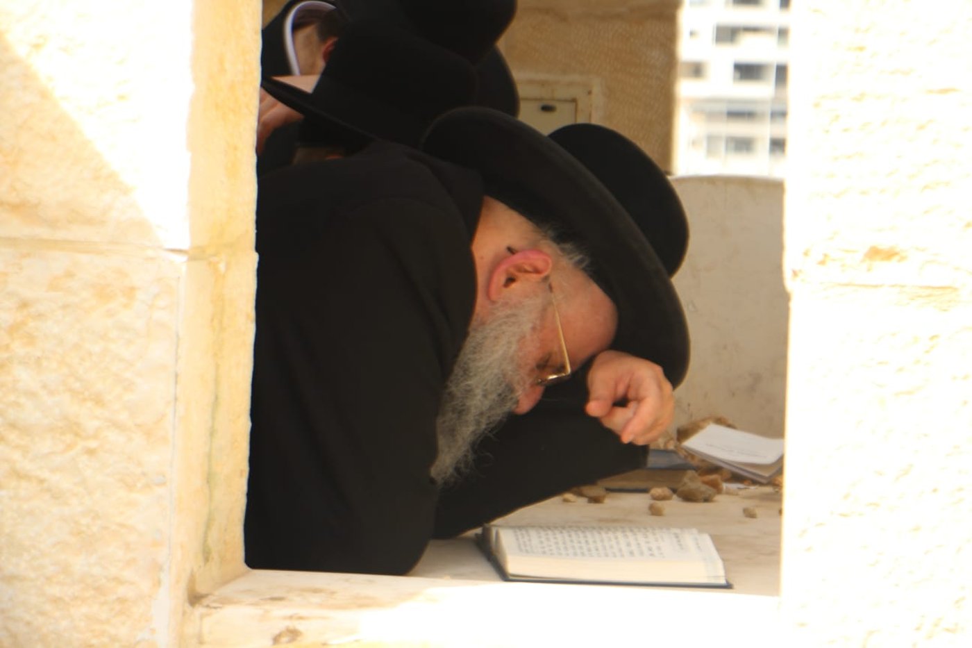 כך פקד האדמו"ר מאלכסנדר את אוהל צדיקי החצר | צפו