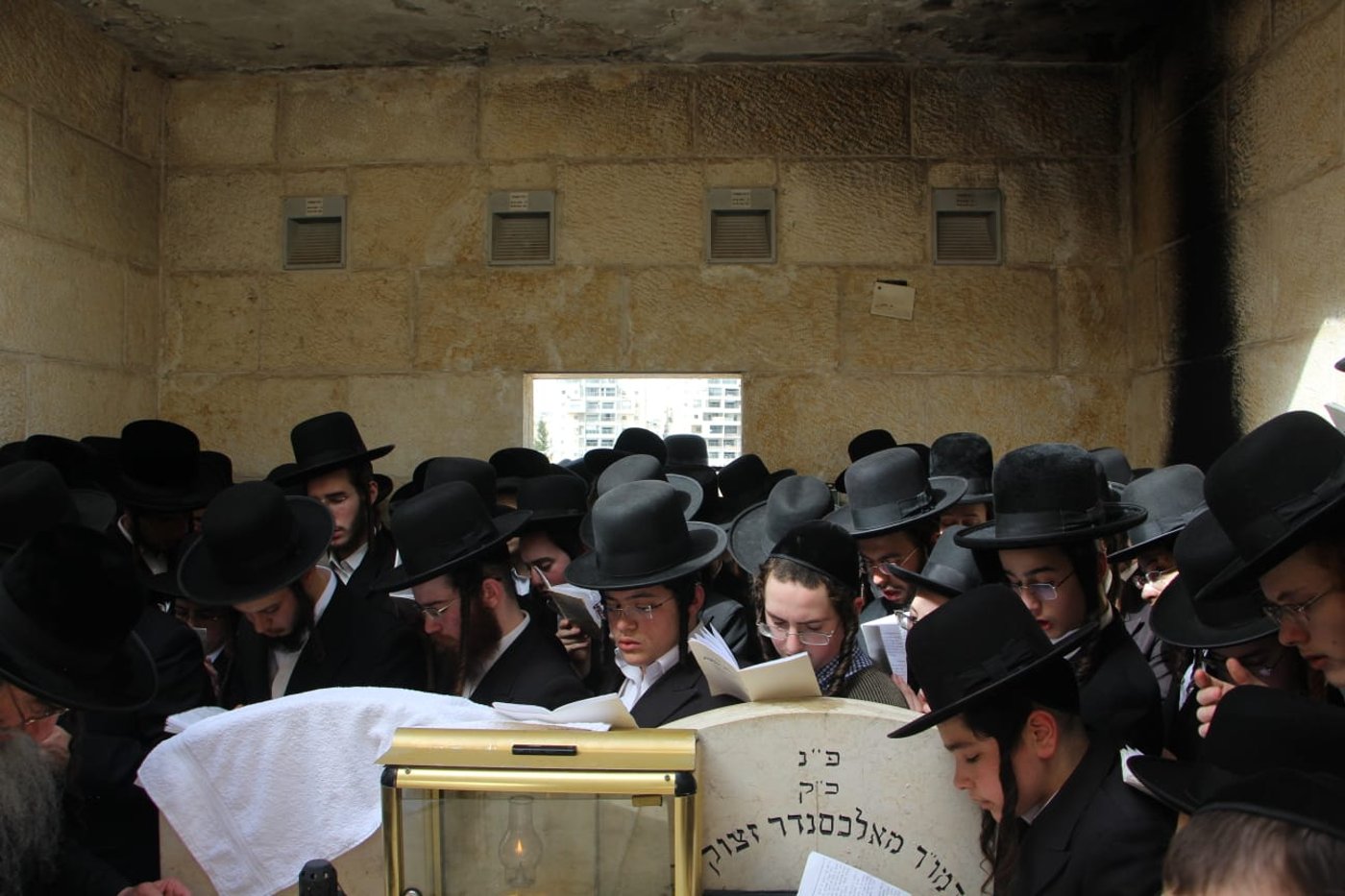 כך פקד האדמו"ר מאלכסנדר את אוהל צדיקי החצר | צפו