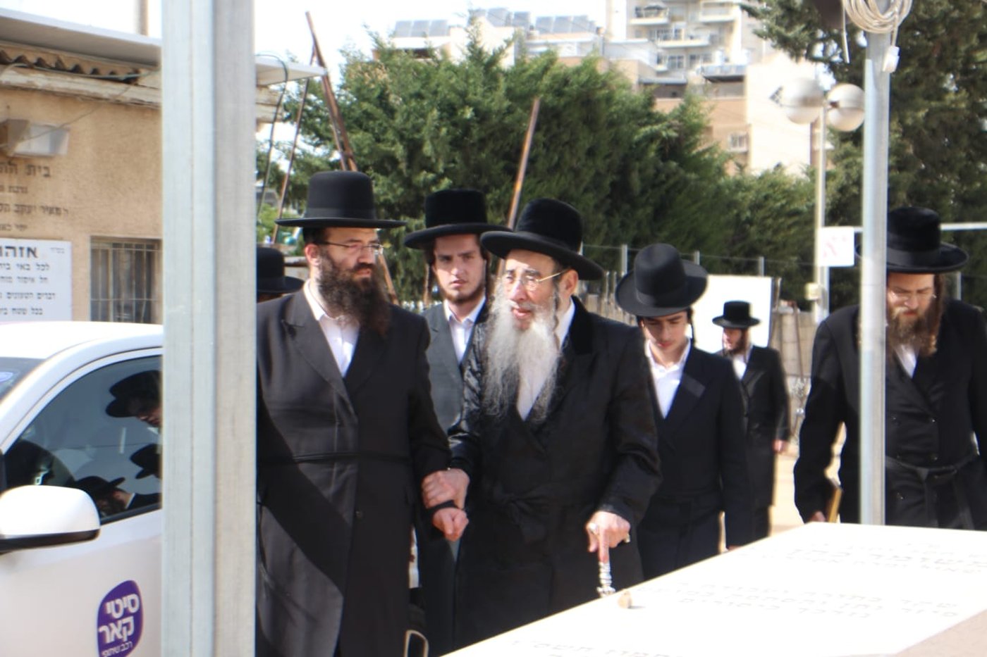 כך פקד האדמו"ר מאלכסנדר את אוהל צדיקי החצר | צפו