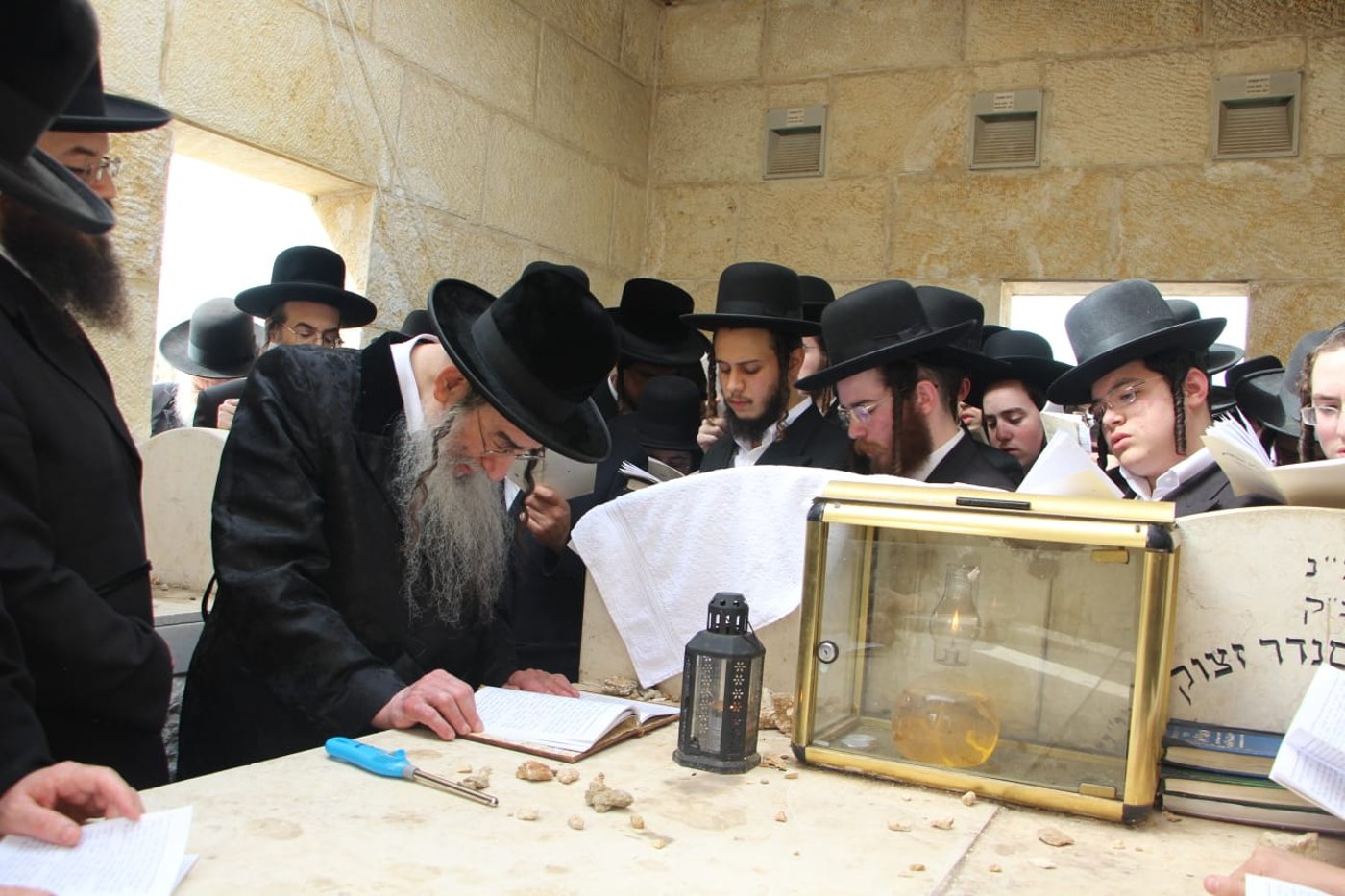 כך פקד האדמו"ר מאלכסנדר את אוהל צדיקי החצר | צפו