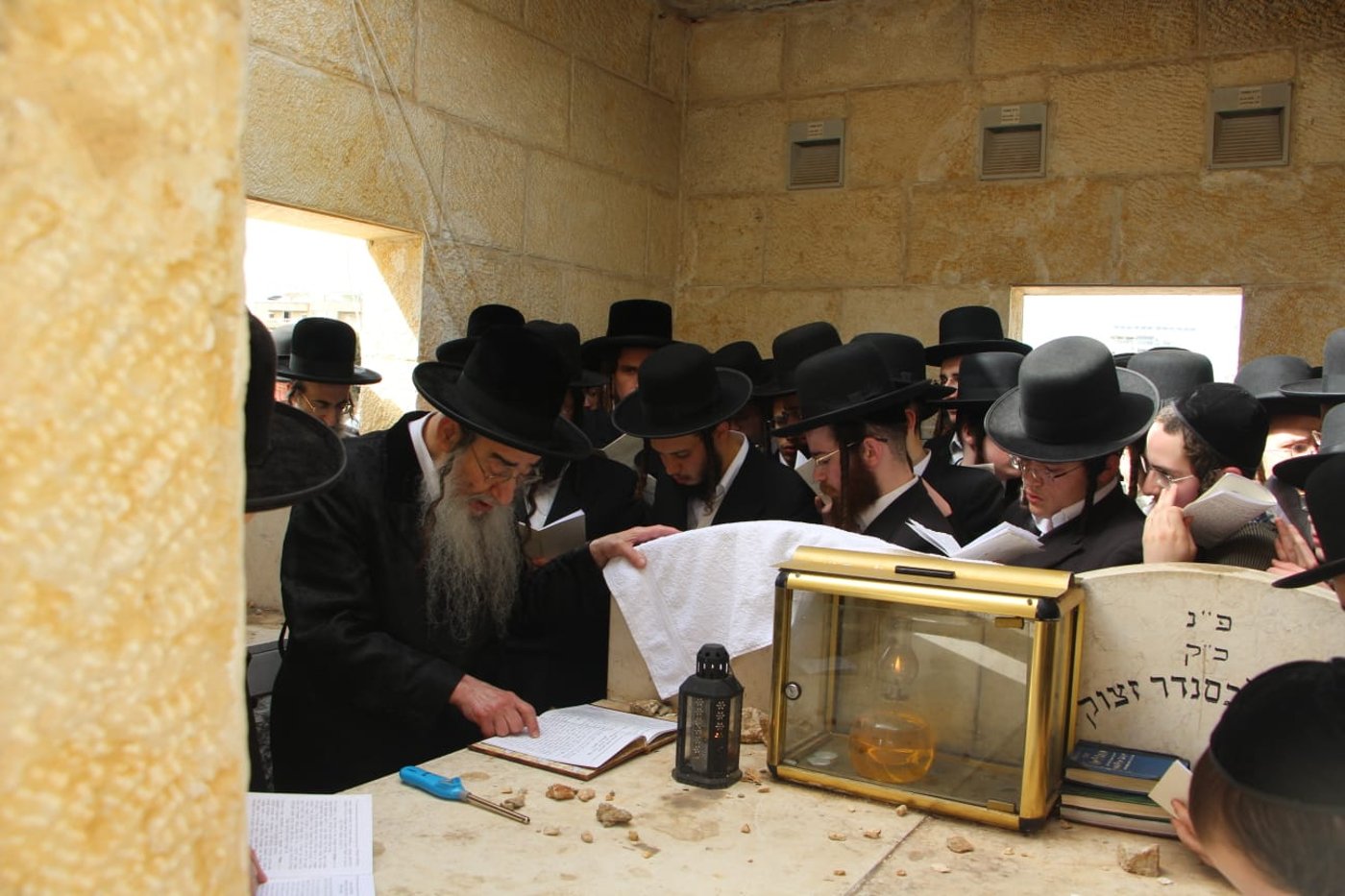 כך פקד האדמו"ר מאלכסנדר את אוהל צדיקי החצר | צפו
