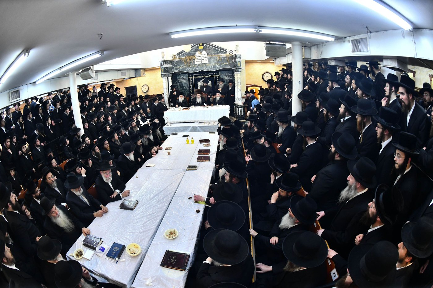 הטיש יארצייט בראשות האדמו"ר מאלכסנדר