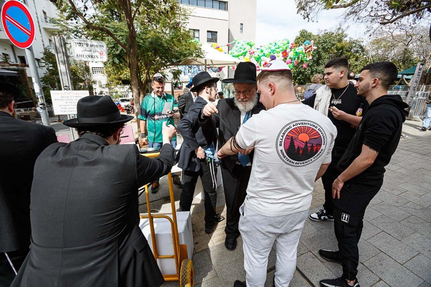 בעקבות ההסכם השערורייתי: אלפים מניחים תפילין בתל אביב