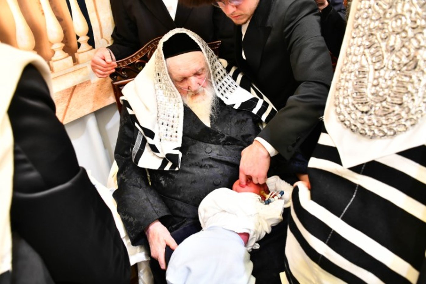 אלפים בשמחת הברית לינוקא מסאדיגורה; איך נקרא הבן?