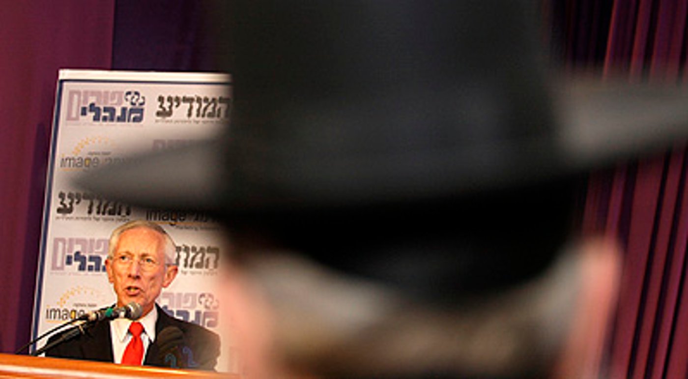 פישר נואם בפורום המודיע.