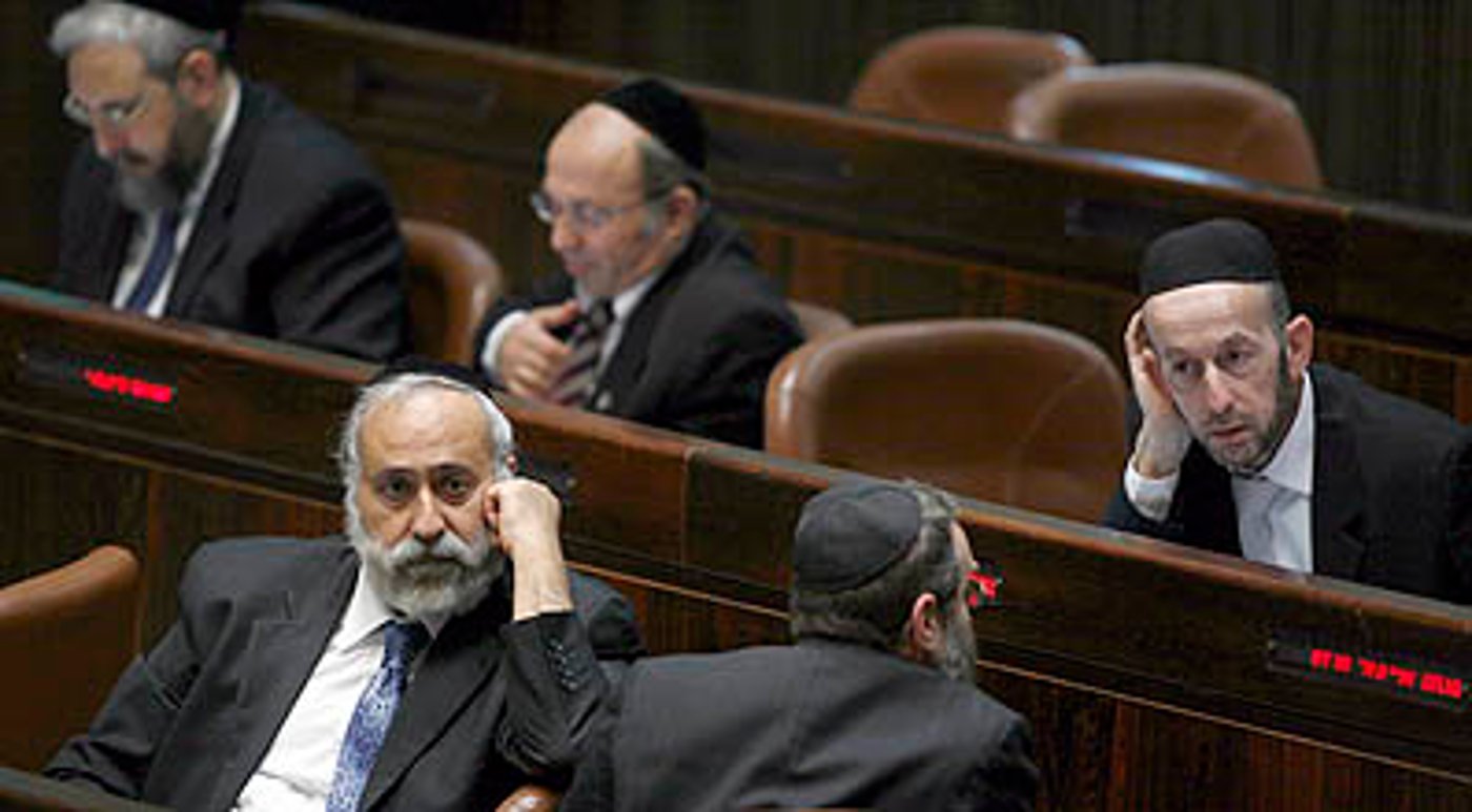 גפני, משוחח עם מקלב, לפני הוצאתו.