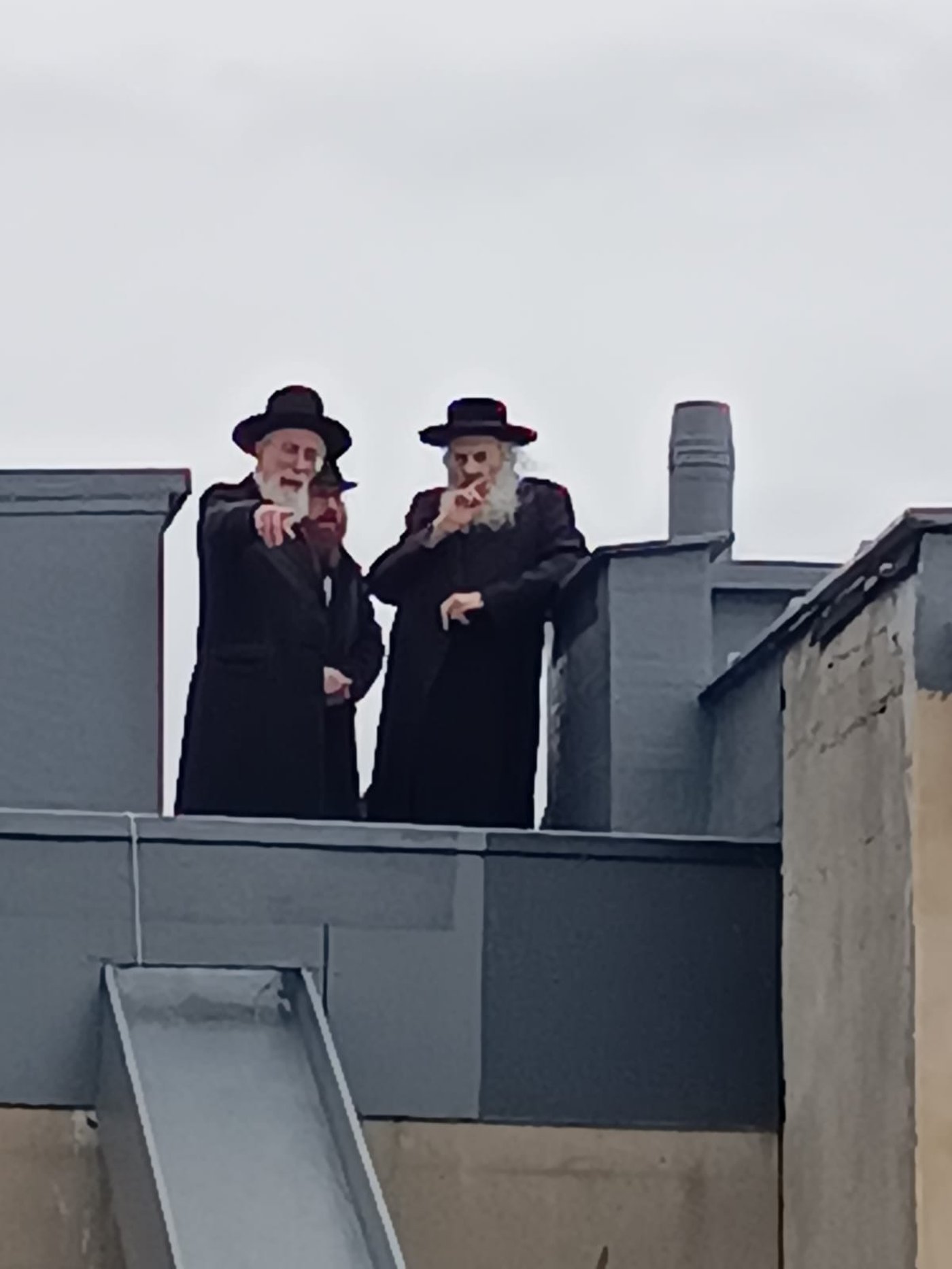 הגאב"ד טיפס על גג הבנין ומילא את בורות המקווה במי גשמים