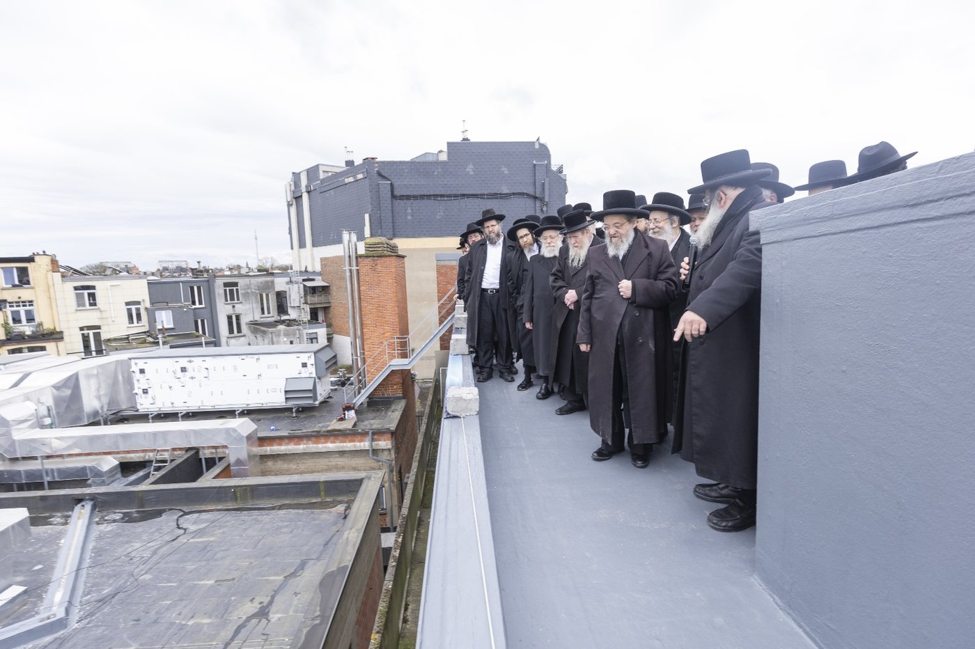הגאב"ד טיפס על גג הבנין ומילא את בורות המקווה במי גשמים