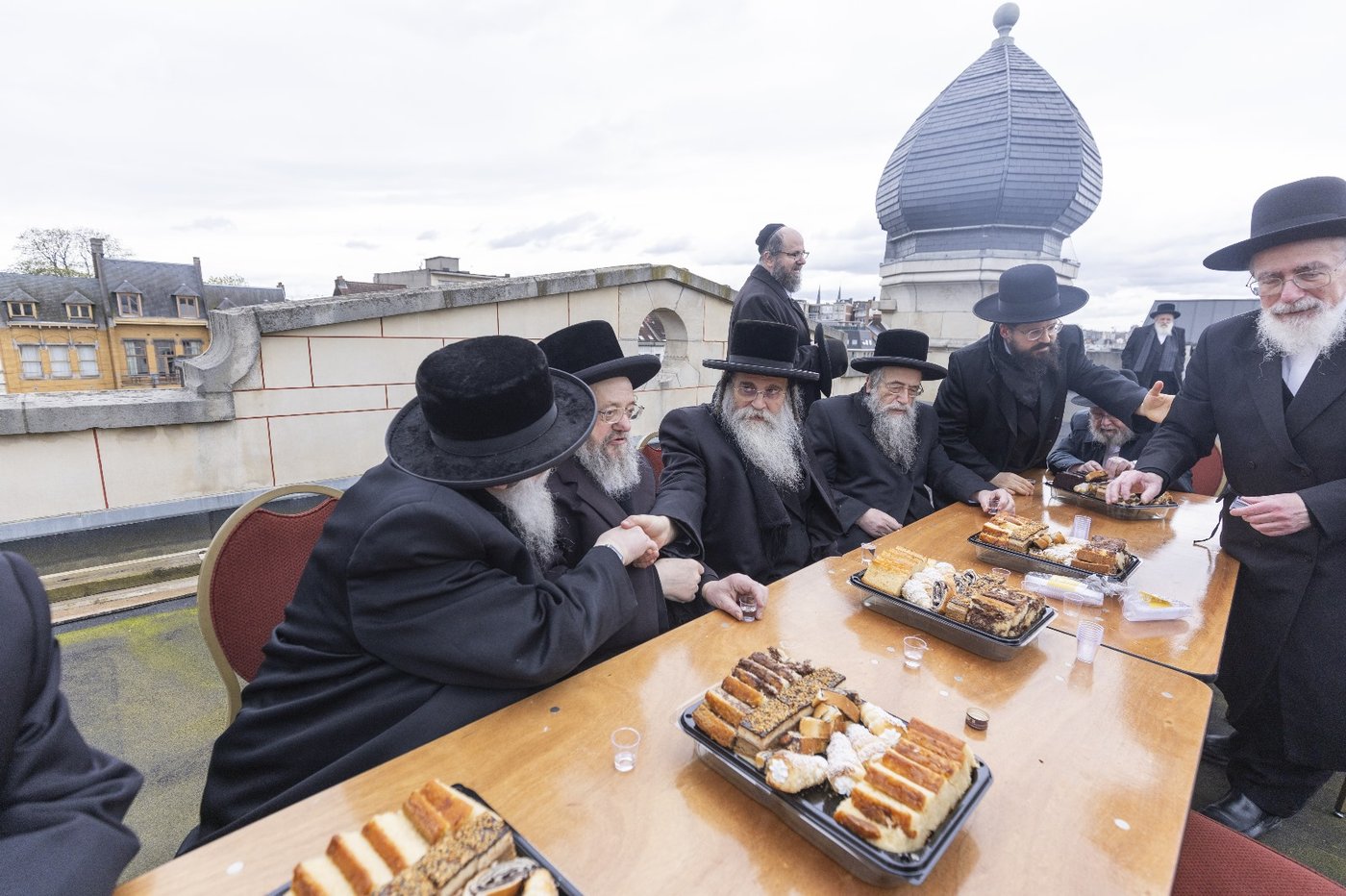 הגאב"ד טיפס על גג הבנין ומילא את בורות המקווה במי גשמים